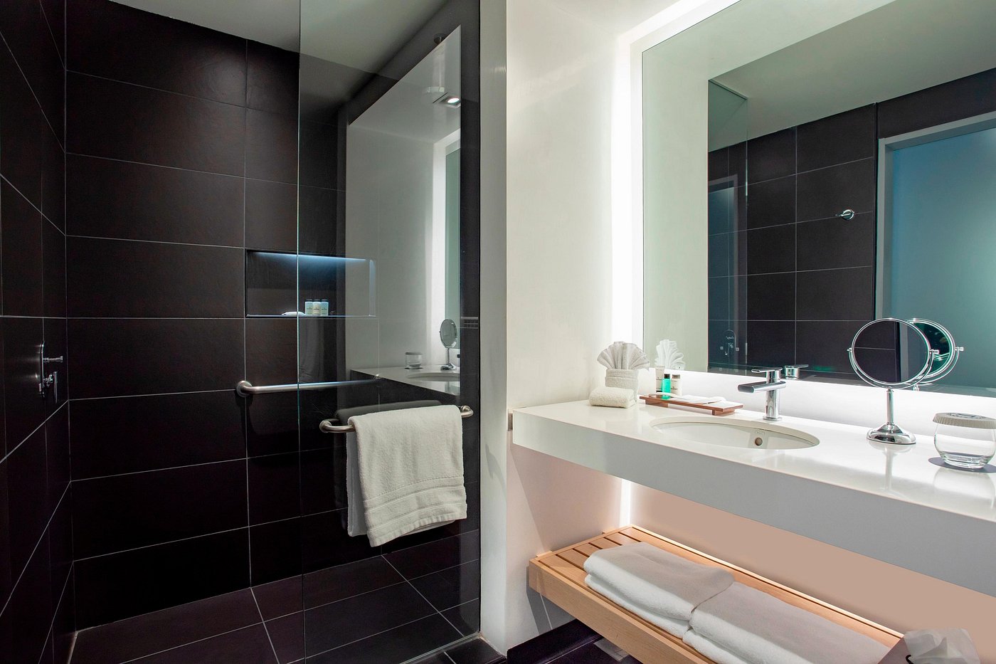 Deluxe Room featuring 2 Queen Beds - Image 2
