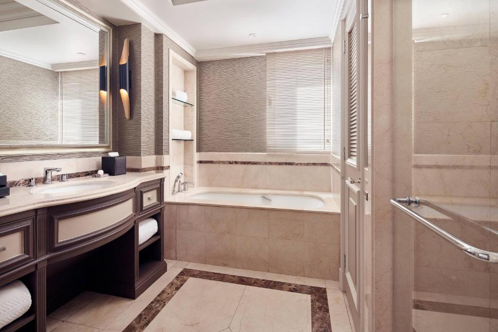 Junior Suite 1 King High Floor - Image 4