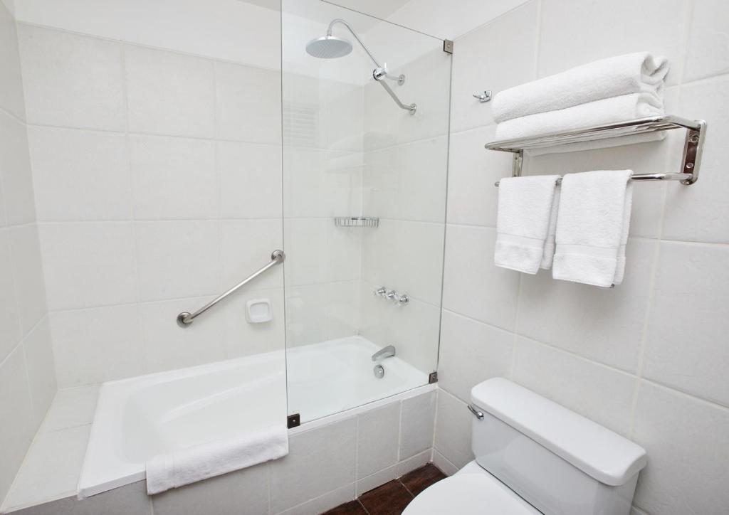 Superior Twin Room - Image 4