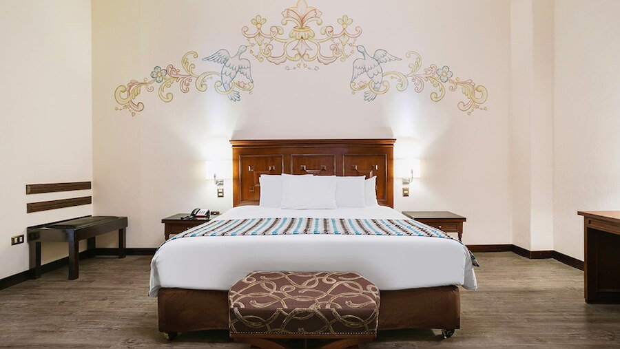 Deluxe Colonial - Image 2