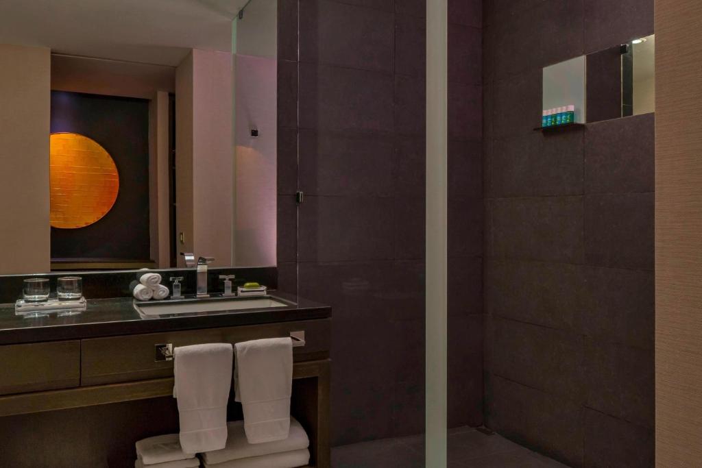 Deluxe Guest Room - Image 3