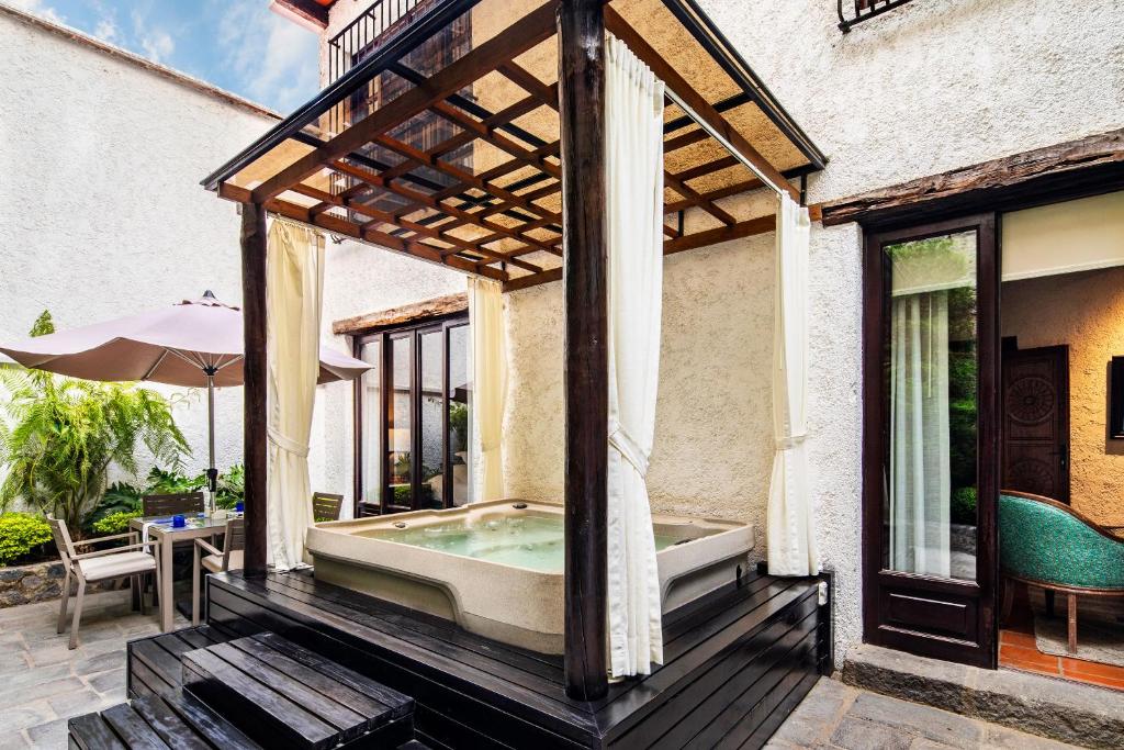 Master Suite with Jacuzzi - Image 3