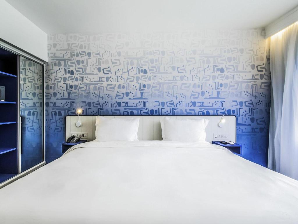 Executive Room with 1 king-size bed and a partial view of the sea - Image 2