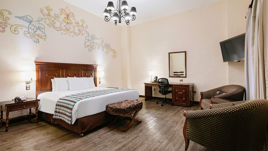 Deluxe Colonial - Image 1