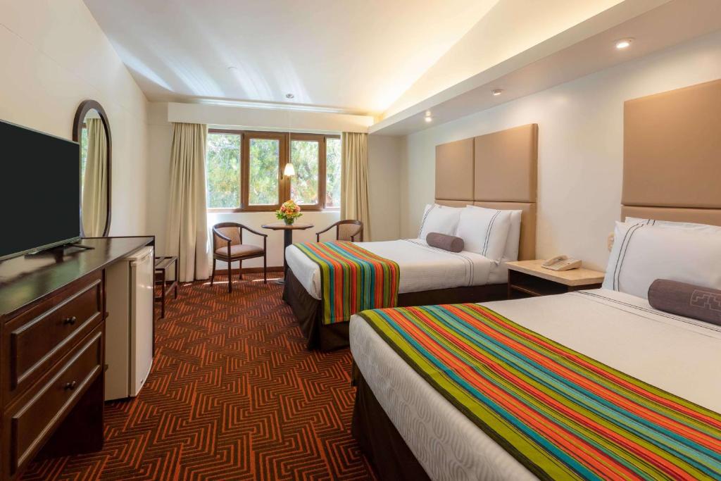Twin Room with Mountain View - Image 1