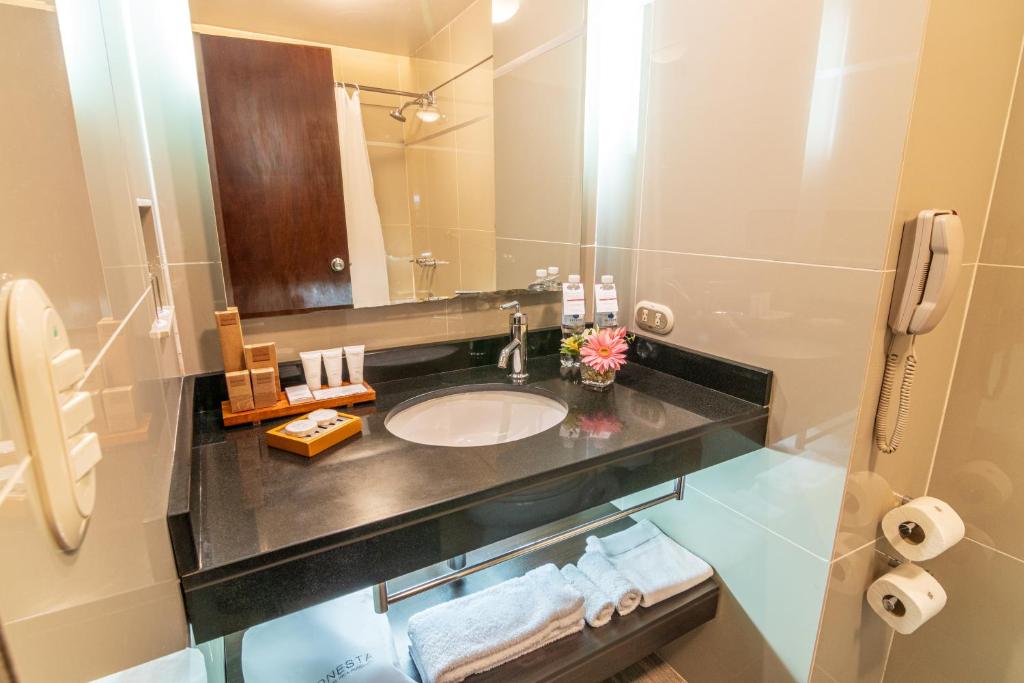 Twin Room with Mountain View - Image 4