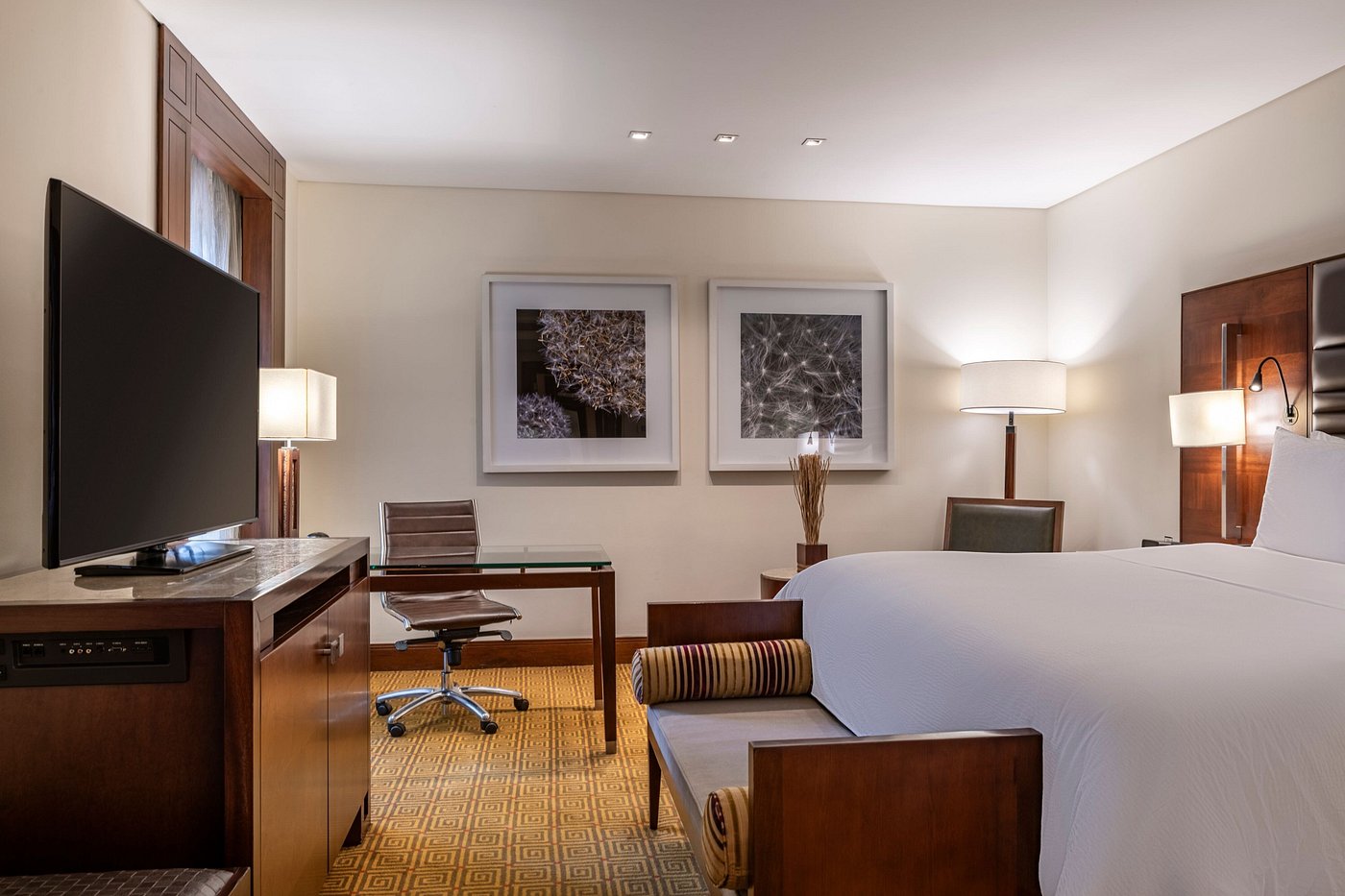 Deluxe Suite, 1 King Bed with Balcony - Image 1