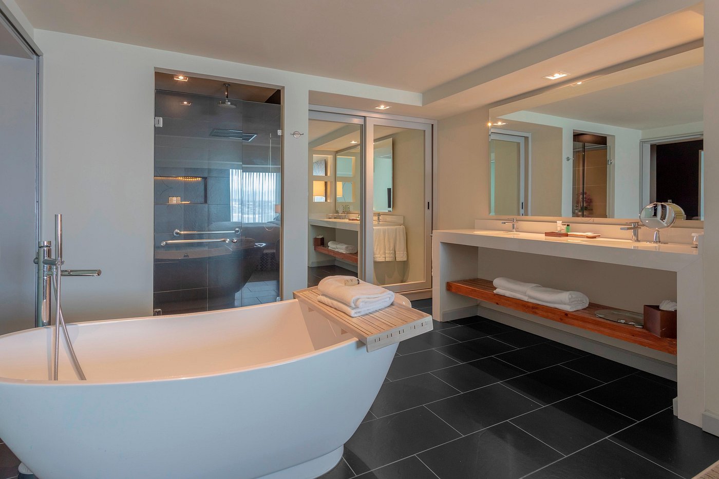 1 Bedroom Suite with 1 King Bed - Image 4